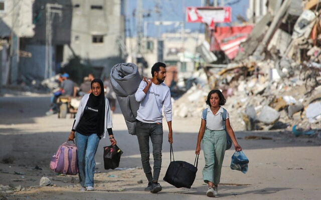 Des familles déplacées qui ont fui le nord de Gaza arrivant à Nuseirat, dans le centre de la bande de Gaza, le 5 octobre 2024. (Crédit : Bashar Taleb/AFP) Des familles déplacées qui ont fui le nord de Gaza arrivant à Nuseirat, dans le centre de la bande de Gaza, le 5 octobre 2024. (Crédit : Bashar Taleb/AFP)