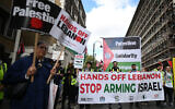 Des militants anti-Israël traversent le centre-ville de Londres, lors d'une marche "pour la Palestine", le 5 octobre 2024. (Crédit : Justin Tallis/AFP)