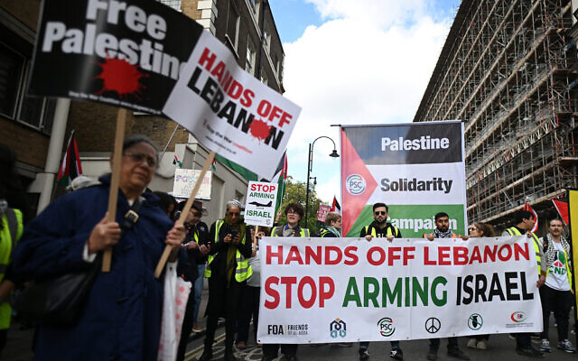 Des militants anti-Israël traversent le centre-ville de Londres, lors d'une marche "pour la Palestine", le 5 octobre 2024. (Crédit : Justin Tallis/AFP) Des militants anti-Israël traversent le centre-ville de Londres, lors d'une marche "pour la Palestine", le 5 octobre 2024. (Crédit : Justin Tallis/AFP)