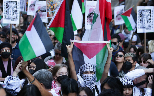 Des personnes se rassemblent pour marquer le premier anniversaire de la guerre entre le Hamas et Israël à New York, le 5 octobre 2024. (Photo par Leonardo Munoz / AFP)