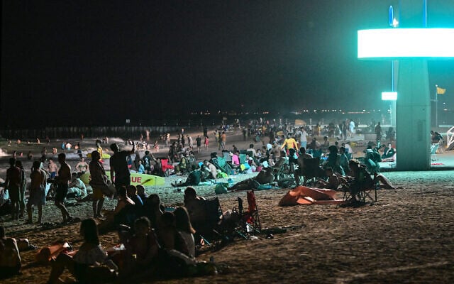 Des gens se rassemblent sur la plage d'Umm Suqeim à Dubaï dans la nuit du 5 octobre 2024.(Crédit : Giuseppe CACACE / AFP) Des gens se rassemblent sur la plage d'Umm Suqeim à Dubaï dans la nuit du 5 octobre 2024.(Crédit : Giuseppe CACACE / AFP)