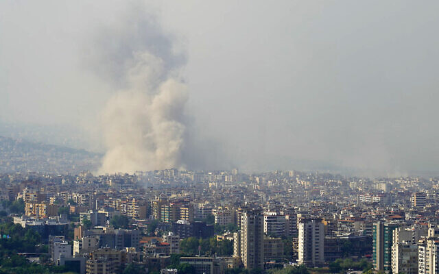 De la fumée s'élève du site d'une frappe aérienne israélienne qui a ciblé un quartier de la banlieue sud de Beyrouth, le 6 octobre 2024. (Crédit : Etienne Torbey/AFP)