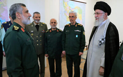 Le guide suprême iranien, l'ayatollah Ali Khamenei (à droite), en compagnie du commandant des forces aérospatiales du Corps des Gardiens de la Révolution islamique, le général de brigade Amir Ali Hajizadeh (à gauche), à Téhéran, le 6 octobre 2024, lui remettant une médaille pour l'attaque iranienne contre Israël. (Crédit : KHAMENEI.IR / AFP)