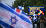 Des membres de la communauté juive du Royaume-Uni se rassemblent avec des sympathisants pour un grand rassemblement à Hyde Park, dans le centre de Londres, le 6 octobre 2024, pour marquer le premier anniversaire de l'attaque du Hamas en Israël le 7 octobre 2023. (Crédit : JUSTIN TALLIS / AFP)