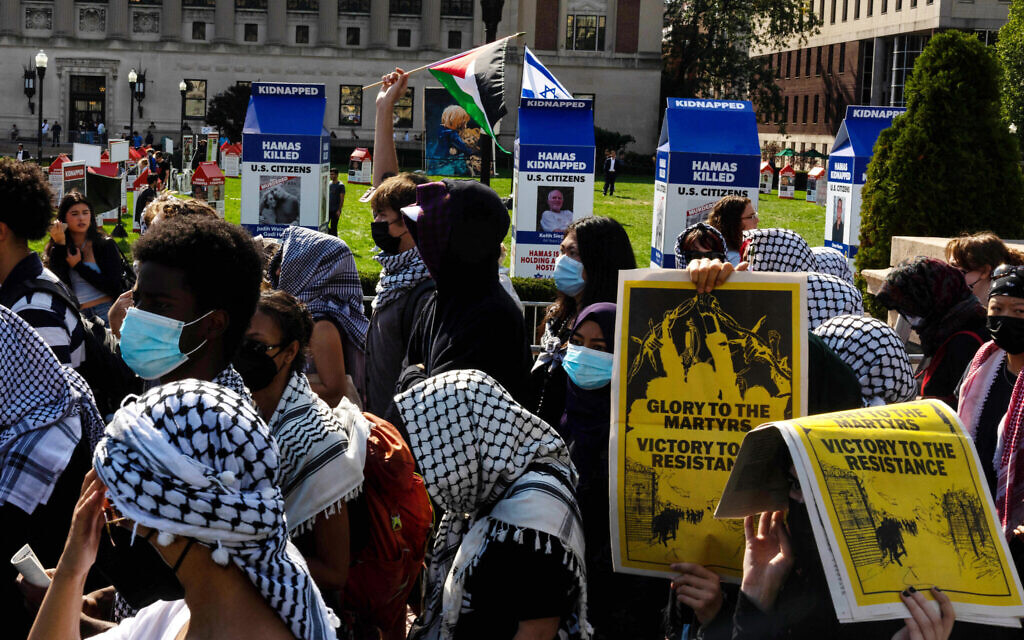 Des manifestants anti-israéliens manifestent près d'un mémorial pour le premier anniversaire du pogrom du Hamas dans le sud d'Israël à New York,  le 7 octobre 2024 à New York. (Crédit : Alex Kent / GETTY IMAGES NORTH AMERICA / Getty Images via AFP)