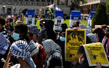 Des manifestants anti-israéliens manifestent près d'un mémorial pour le premier anniversaire du pogrom du Hamas dans le sud d'Israël à New York,  le 7 octobre 2024 à New York. (Crédit : Alex Kent / GETTY IMAGES NORTH AMERICA / Getty Images via AFP)