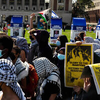 Des manifestants anti-israéliens manifestent près d'un mémorial pour le premier anniversaire du pogrom du Hamas dans le sud d'Israël à New York,  le 7 octobre 2024 à New York. (Crédit : Alex Kent / GETTY IMAGES NORTH AMERICA / Getty Images via AFP)