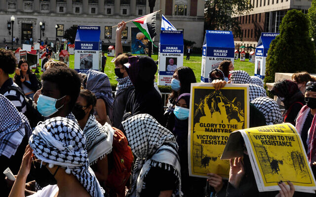Des manifestants anti-israéliens manifestent près d'un mémorial pour le premier anniversaire du pogrom du Hamas dans le sud d'Israël à New York, le 7 octobre 2024 à New York. (Crédit : Alex Kent / GETTY IMAGES NORTH AMERICA / Getty Images via AFP) Des manifestants anti-israéliens manifestent près d'un mémorial pour le premier anniversaire du pogrom du Hamas dans le sud d'Israël à New York, le 7 octobre 2024 à New York. (Crédit : Alex Kent / GETTY IMAGES NORTH AMERICA / Getty Images via AFP)