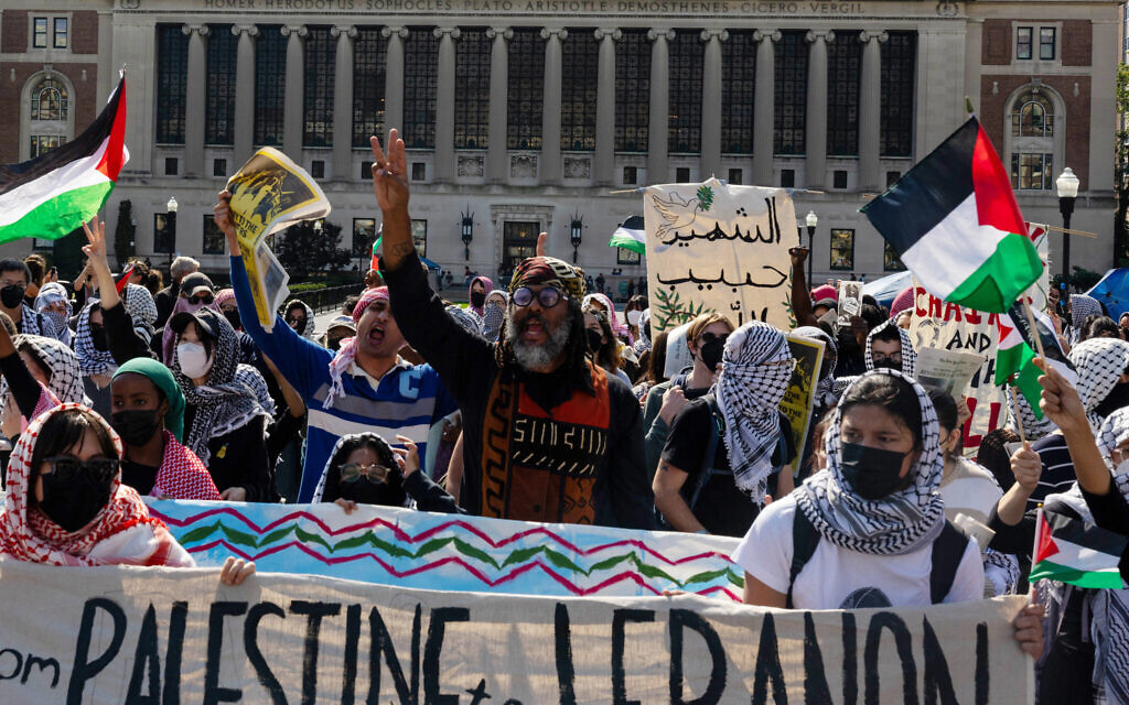 Des militants anti-Israël manifestant à proximité d'un mémorial pour le premier anniversaire du pogrom perpétré par le Hamas, à New York, le 7 octobre 2024. (Crédit : Alex Kent/GETTY IMAGES NORTH AMERICA/Getty Images via AFP)