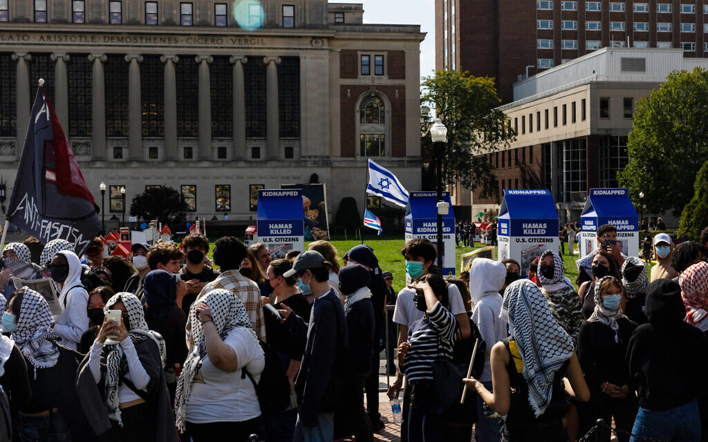 Des manifestants anti-israéliens manifestent près d'un mémorial pour le premier anniversaire du pogrom du Hamas dans le sud d'Israël à New York,  le 7 octobre 2024 à New York. (Crédit : Alex Kent / GETTY IMAGES NORTH AMERICA / Getty Images via AFP)