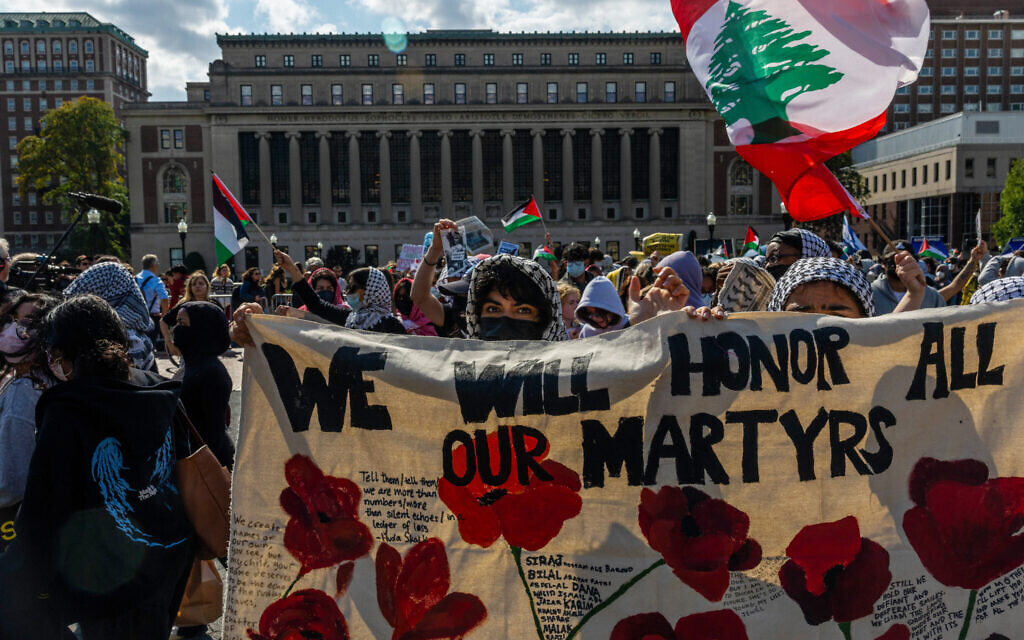 Des manifestants anti-Israël rassemblés pour marquer le premier anniversaire du pogrom perpétré par le groupe terroriste palestinien du Hamas le 7 octobre 2023 dans le sud d’Israël, qui a déclenché la guerre actuelle à Gaza, sur le campus de l'Université Columbia, à New York, le 7 octobre 2024. (Crédit : Alex Kent/Getty Images/AFP)