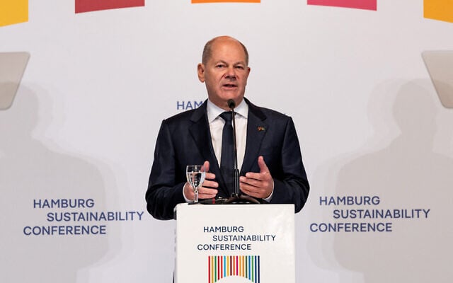 Le chancelier allemand Olaf Scholz prononçant un discours lors de la conférence sur le développement durable à l'hôtel de ville de Hambourg, dans le nord de l'Allemagne, le 7 octobre 2024. (Crédit : Axel Heimken/AFP) Le chancelier allemand Olaf Scholz prononçant un discours lors de la conférence sur le développement durable à l'hôtel de ville de Hambourg, dans le nord de l'Allemagne, le 7 octobre 2024. (Crédit : Axel Heimken/AFP)
