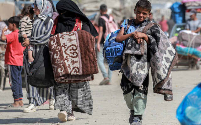 Des personnes déplacées arrivant à Khan Younès après avoir été prévenues par l’armée israélienne d'évacuer les parties est de la ville, dans le sud de la bande de Gaza, le 7 octobre 2024. (Crédit : Bashar Taleb/AFP) Des personnes déplacées arrivant à Khan Younès après avoir été prévenues par l’armée israélienne d'évacuer les parties est de la ville, dans le sud de la bande de Gaza, le 7 octobre 2024. (Crédit : Bashar Taleb/AFP)