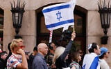 Des manifestants pro-israéliens se rassemblent devant l'université Columbia pour marquer le premier anniversaire du pogrom mené par le Hamas qui a fait 1 200 morts dans le sud d'Israël, à New York, le 7 octobre 2024. (Crédit :  kena betancur / AFP)