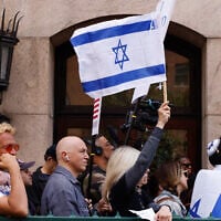Des manifestants pro-israéliens se rassemblent devant l'université Columbia pour marquer le premier anniversaire du pogrom mené par le Hamas qui a fait 1 200 morts dans le sud d'Israël, à New York, le 7 octobre 2024. (Crédit :  kena betancur / AFP)