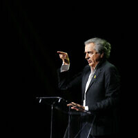 Le philosophe et écrivain français Bernard-Henri Levy prononçant un discours lors d'une cérémonie organisée par le Conseil des institutions juives de France (CRIF) en hommage aux victimes du pogrom du Hamas du 7 octobre 2023 contre Israël, à l'occasion du premier anniversaire des massacres, à Paris, le 7 octobre 2024. (Crédit : Dimitar Dilkoff/AFP)