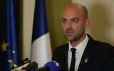 Le ministre français des Affaires étrangères, Jean-Noël Barrot, tenant une conférence de presse à Jérusalem le 7 octobre 2024, après sa rencontre avec son homologue israélien. (Crédit : Ahmad Gharabli/AFP)