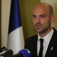 Le ministre français des Affaires étrangères, Jean-Noël Barrot, tenant une conférence de presse à Jérusalem le 7 octobre 2024, après sa rencontre avec son homologue israélien. (Crédit : Ahmad Gharabli/AFP)