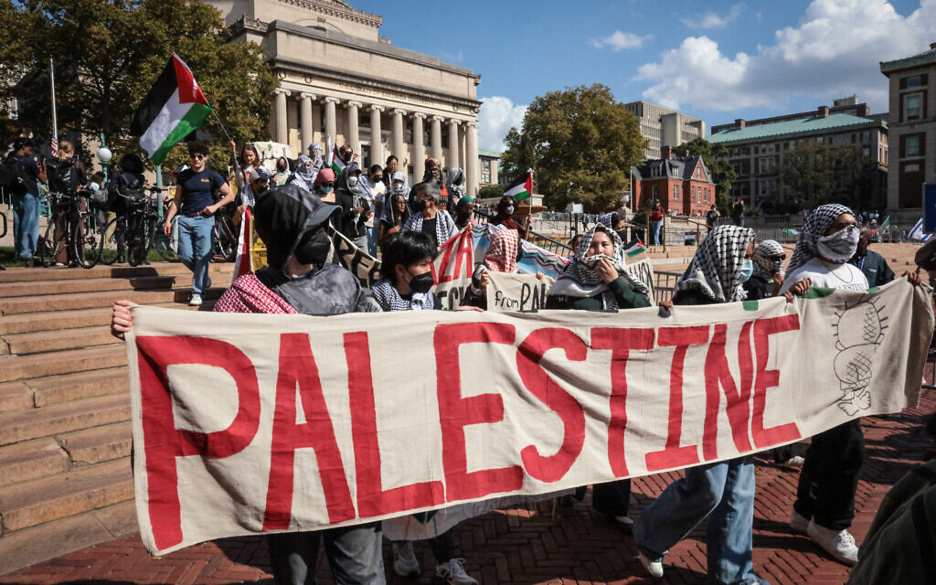 Des manifestants anti-israéliens manifestent près d'un mémorial pour le premier anniversaire du pogrom  du Hamas dans le sud d'Israël, du 7 octobre,  à New York, le 7 octobre 2024. (Crédit :  Kena Betancur / AFP)