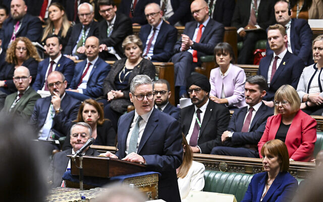 Le Premier ministre britannique Keir Starmer, faisant une déclaration sur l'anniversaire de l'attaque du Hamas contre Israël le 7 octobre 2023 et la situation au Moyen-Orient, à la Chambre des communes à Londres le 7 octobre 2024. (Crédit : JESSICA TAYLOR / UK PARLIAMENT / AFP) Le Premier ministre britannique Keir Starmer, faisant une déclaration sur l'anniversaire de l'attaque du Hamas contre Israël le 7 octobre 2023 et la situation au Moyen-Orient, à la Chambre des communes à Londres le 7 octobre 2024. (Crédit : JESSICA TAYLOR / UK PARLIAMENT / AFP)