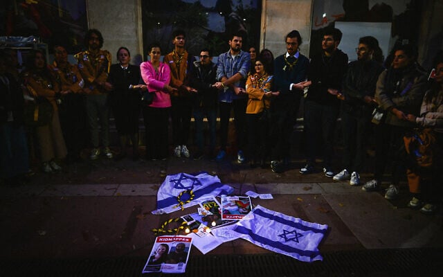 Un rassemblement, Place Bellecour à Lyon, pour rendre hommage aux victimes des attaques du Hamas du 7 octobre 2023 contre Israël, à l'occasion du premier anniversaire de l’attaque, le 7 octobre 2024. (Crédit : OLIVIER CHASSIGNOLE / AFP) Un rassemblement, Place Bellecour à Lyon, pour rendre hommage aux victimes des attaques du Hamas du 7 octobre 2023 contre Israël, à l'occasion du premier anniversaire de l’attaque, le 7 octobre 2024. (Crédit : OLIVIER CHASSIGNOLE / AFP)