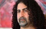 Le peintre saoudien Omar Ben Laden, quatrième fils aîné de l'ancien chef d'Al-Qaïda Oussama Ben Laden, pose lors d'une exposition d'une trentaine de ses œuvres à la brocante Arielle, au Teilleul, dans l'ouest de la France, le 1er juillet 2022. Le peintre saoudien Omar Ben Laden a fait l'objet d'une interdiction administrative du territoire français par les autorités qui ont obtenu son départ, a annoncé le ministre français de l'Intérieur le 8 octobre 2024. (Photo by Jean-François MONIER / AFP)