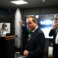 Le ministre français des Armées Sébastien Lecornu au lancement d'essai d'un missile Aster 30 B1NT au Poste de Contrôle et de Conduite des Tirs de la Direction Générale de l'Armement (DGA), à Biscarosse, dans le sud-ouest de la France, le 8 octobre 2024. (Crédit : Christophe ARCHAMBAULT / AFP)