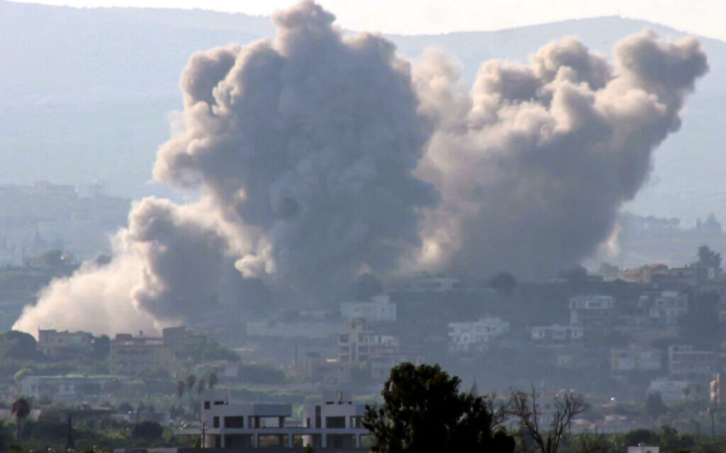 Un nuage de fumée se dégageant après une frappe aérienne israélienne sur un village près de la ville de Tyr, au sud du Liban, le 9 octobre 2024. (Crédit : Kawnat Haju/AFP)