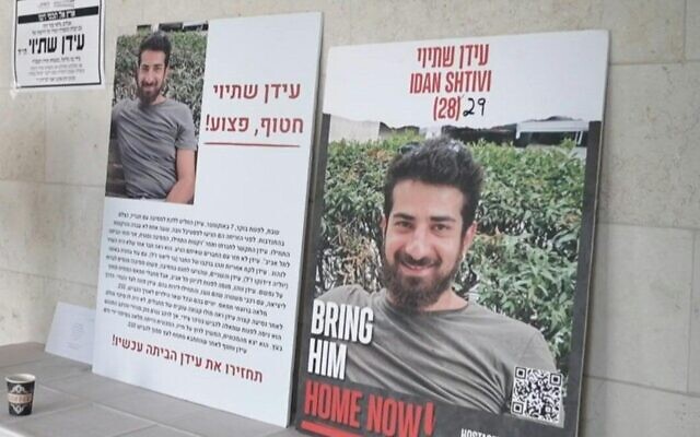 Des panneaux en hommage à Idan Shtivi, tué et enlevé par le Hamas le 7 octobre. (Crédit : SHARON ARONOWICZ/AFPTV) Des panneaux en hommage à Idan Shtivi, tué et enlevé par le Hamas le 7 octobre. (Crédit : SHARON ARONOWICZ/AFPTV)