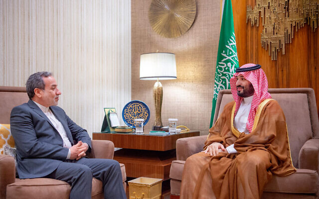 Le prince héritier saoudien Mohammed ben Salmane et le ministre iranien des Affaires étrangères Abbas Araghchi, à Ryad, le 9 octobre 2024. (Crédit : Agence de presse saoudienne/AFP)