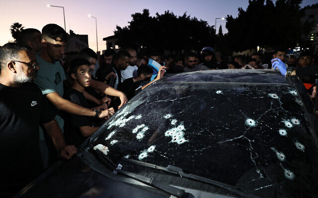 Des personnes inspectant la voiture criblée de balles dans laquelle quatre suspects de terrorisme palestiniens ont été tués par les forces spéciales israéliennes, à Naplouse, en Cisjordanie, le 9 octobre 2024. (Zain Jaafar/AFP) Des personnes inspectant la voiture criblée de balles dans laquelle quatre suspects de terrorisme palestiniens ont été tués par les forces spéciales israéliennes, à Naplouse, en Cisjordanie, le 9 octobre 2024. (Zain Jaafar/AFP)