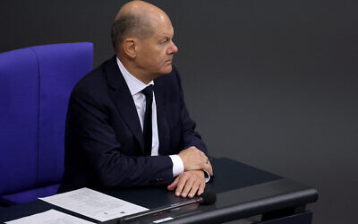 Le chancelier allemand Olaf Scholz assistant à un débat à l'occasion du premier anniversaire du pogrom perpétré par le Hamas contre Israël, au Bundestag (chambre basse du Parlement), à Berlin, le 10 octobre 2024 . (Crédit : Odd Andersen/AFP)