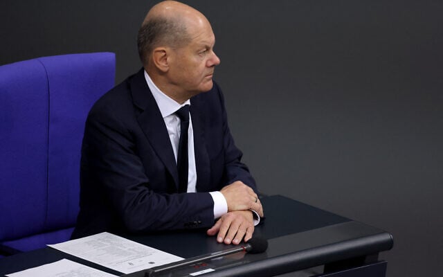 Le chancelier allemand Olaf Scholz assistant à un débat à l'occasion du premier anniversaire du pogrom perpétré par le Hamas contre Israël, au Bundestag (chambre basse du Parlement), à Berlin, le 10 octobre 2024 . (Crédit : Odd Andersen/AFP) Le chancelier allemand Olaf Scholz assistant à un débat à l'occasion du premier anniversaire du pogrom perpétré par le Hamas contre Israël, au Bundestag (chambre basse du Parlement), à Berlin, le 10 octobre 2024 . (Crédit : Odd Andersen/AFP)