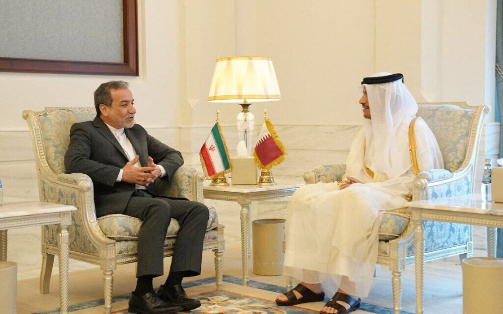 Le Premier ministre et ministre des Affaires étrangères du Qatar, Cheikh Mohammed bin Abdulrahman bin Jassim Al-Thani (à droite), rencontrant le ministre iranien des Affaires étrangères, Abbas Araghchi, à Doha le 10 octobre 2024. (Crédit : du ministère iranien des Affaires étrangères / AFP)