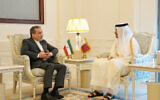 Le Premier ministre et ministre des Affaires étrangères du Qatar, Cheikh Mohammed bin Abdulrahman bin Jassim Al-Thani (à droite), rencontrant le ministre iranien des Affaires étrangères, Abbas Araghchi, à Doha le 10 octobre 2024. (Crédit : du ministère iranien des Affaires étrangères / AFP)