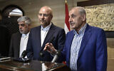 Le président du Parlement iranien Mohammed Ghalibaf (au centre) donnant une conférence de presse conjointe avec son homologue libanais Nabih Berri (à droite), à Beyrouth, le 12 octobre 2024. (Crédit : AFP)