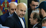Le président du Parlement iranien Mohammad Bagher Qalibaf (2e à gauche) et son homologue libanais Nabih Berri (à gauche) marchant ensemble après leur réunion, à Beyrouth, le 12 octobre 2024. (Crédit : AFP)