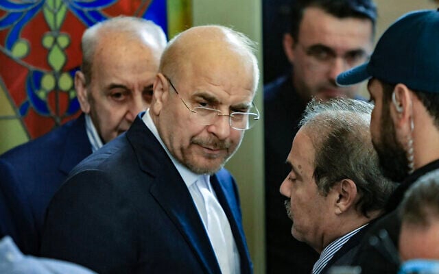 Le président du Parlement iranien Mohammad Bagher Qalibaf (2e à gauche) et son homologue libanais Nabih Berri (à gauche) marchant ensemble après leur réunion, à Beyrouth, le 12 octobre 2024. (Crédit : AFP) Le président du Parlement iranien Mohammad Bagher Qalibaf (2e à gauche) et son homologue libanais Nabih Berri (à gauche) marchant ensemble après leur réunion, à Beyrouth, le 12 octobre 2024. (Crédit : AFP)