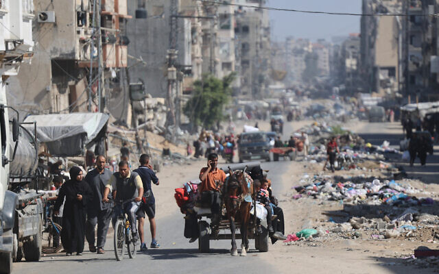 Des Palestiniens transportent leurs affaires alors qu'ils fuient des zones au nord de la ville de Gaza, le 12 octobre 2024. (Crédit : Omar AL-QATTAA / AFP) Des Palestiniens transportent leurs affaires alors qu'ils fuient des zones au nord de la ville de Gaza, le 12 octobre 2024. (Crédit : Omar AL-QATTAA / AFP)