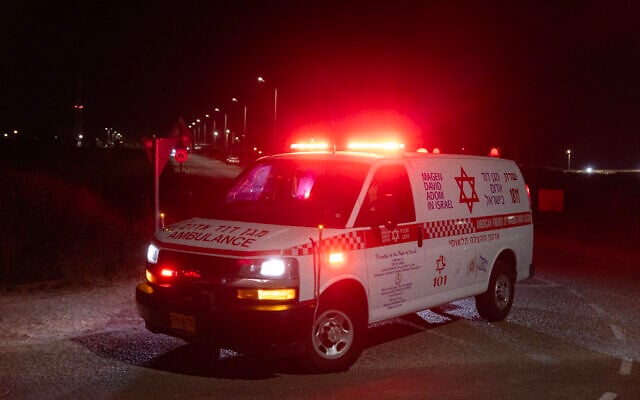 Une ambulance après la frappe de drone du Hezbollah contre une base militaire près de la ville de Binyamina, dans le nord d'Israël, le 13 octobre 2024. (Crédit : Oren ZIV / AFP) Une ambulance après la frappe de drone du Hezbollah contre une base militaire près de la ville de Binyamina, dans le nord d'Israël, le 13 octobre 2024. (Crédit : Oren ZIV / AFP)