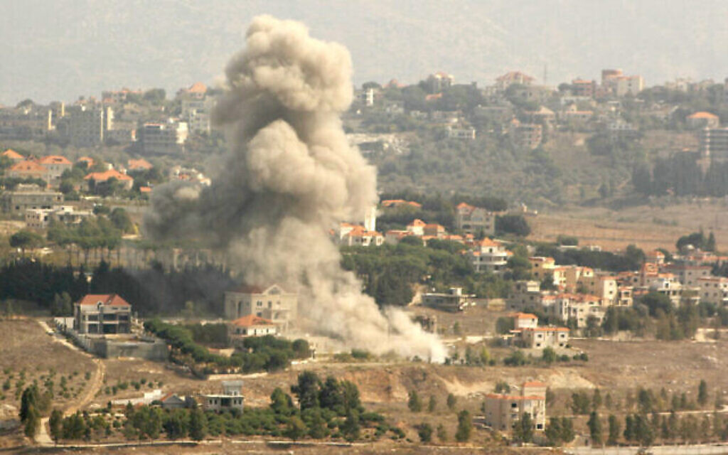 De la fumée s'élève d'une cible visée par 
une frappe aérienne israélienne qui a visé le village de Khiam, dans le sud du Liban, le 13 octobre 2024. (Crédit : AFP)