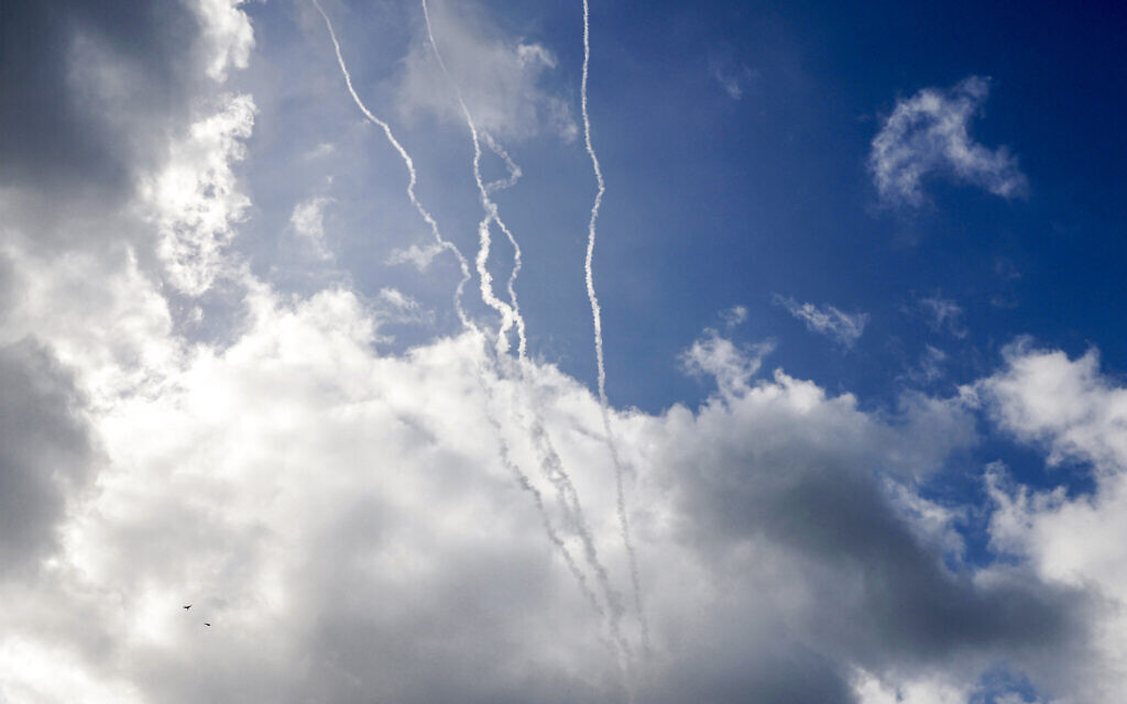 Illustration : Traînées de fumée laissées par le système de défense antimissile israélien Dôme de fer lors de l'interception de roquettes au-dessus de Haïfa, dans le nord d'Israël, le 14 octobre 2024. (Crédit : Jalaa MAREY / AFP)