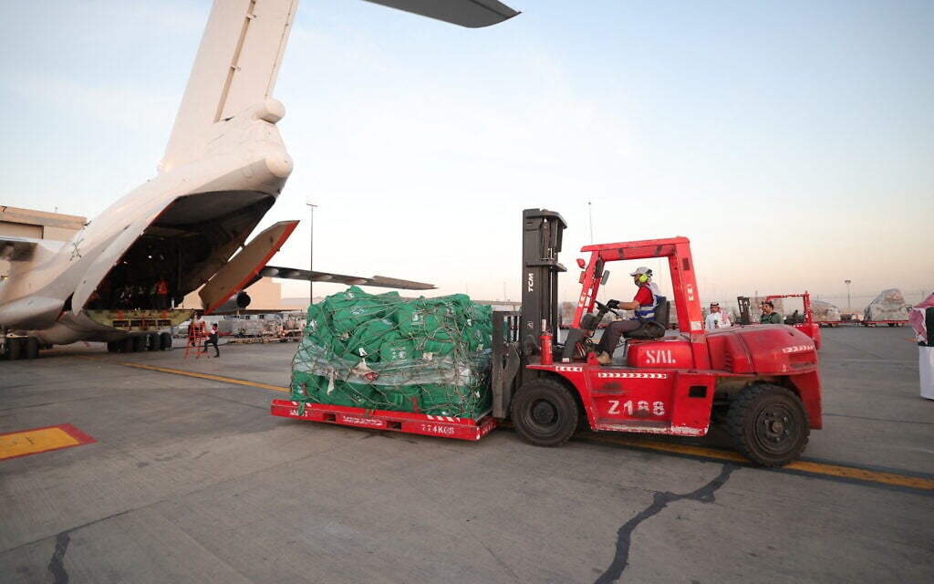 L'aide humanitaire fournie par l'Arabie saoudite est transportée vers un avion avant d'être chargée dans celui-ci à l'aéroport international King Fahad de Ryad, pour être envoyée au Liban le 14 octobre 2024, alors que la guerre entre le Hezbollah et Israël se poursuit. (Crédit : Fayez Nureldine / AFP)