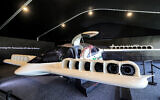 Un visiteur inspecte un jet Lilium à décollage et atterrissage vertical électrique (eVTOL) de Saudia Airlines exposé lors du Forum mondial de la logistique à Ryad, le 14 octobre 2024. La compagnie aérienne nationale d'Arabie saoudite se tourne vers une entreprise allemande à court d'argent pour obtenir des jets électriques destinés à desservir de nouvelles stations balnéaires de luxe et la ville sainte de La Mecque, a déclaré un responsable. Les avions de la société Lilium, basée à Munich, assureront des liaisons directes vers des itinéraires difficiles d'accès le long de la côte de la mer Rouge et transporteront les pèlerins musulmans directement de Djeddah à La Mecque, qui n'a pas d'aéroport, selon Saudia. (Photo de Fayez Nureldine / AFP)