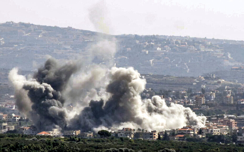 Cette photo prise dans la ville de Tyr, au sud du Liban, montre un nuage de fumée  après une frappe aérienne israélienne sur le village de Deir Qanoun, le 14 octobre 2024. (Crédit : Kawnat HAJU / AFP)