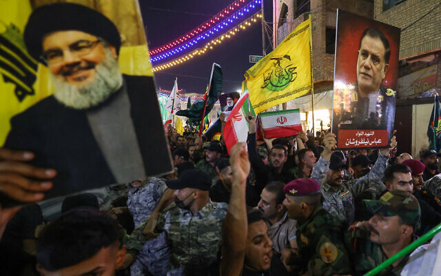 Des personnes portent le cercueil d'Abbas Nilforoushan, commandant du Corps des gardiens de la révolution islamique iranien, lors d'un cortège funéraire près du sanctuaire de l'Imam Hussein dans la ville irakienne de Karbala, le 14 octobre 2024. (Crédit : Ahmad AL-RUBAYE / AFP)