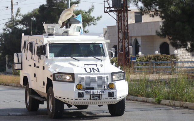 Des membres de la Force intérimaire des Nations unies au Liban (FINUL) patrouillent dans le district de Marjayoun, au sud du Liban, près de la frontière avec Israël, le 16 octobre 2024. (AFP)