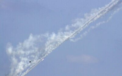 Illustration : Des roquettes tirées en direction d'Israël, sur une photo prise depuis le sud du Liban, le 16 octobre 2024. (Crédit : Kawnat Haju/AFP)