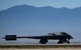 Illustration : Les États-Unis ont mené plusieurs frappes de bombardiers B-2 sur des installations de stockage d'armes dans des zones du Yémen contrôlées par les Houthis soutenus par l'Iran, selon l'armée et le Département de la défense américains e 16 octobre 2024. (Crédit : Frederic J. Brown/AFP)