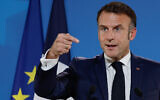 Le président français Emmanuel Macron s'adressant à la presse après un sommet de l'UE, à Bruxelles, le 17 octobre 2024. (Crédit : Ludovic Marin/AFP)